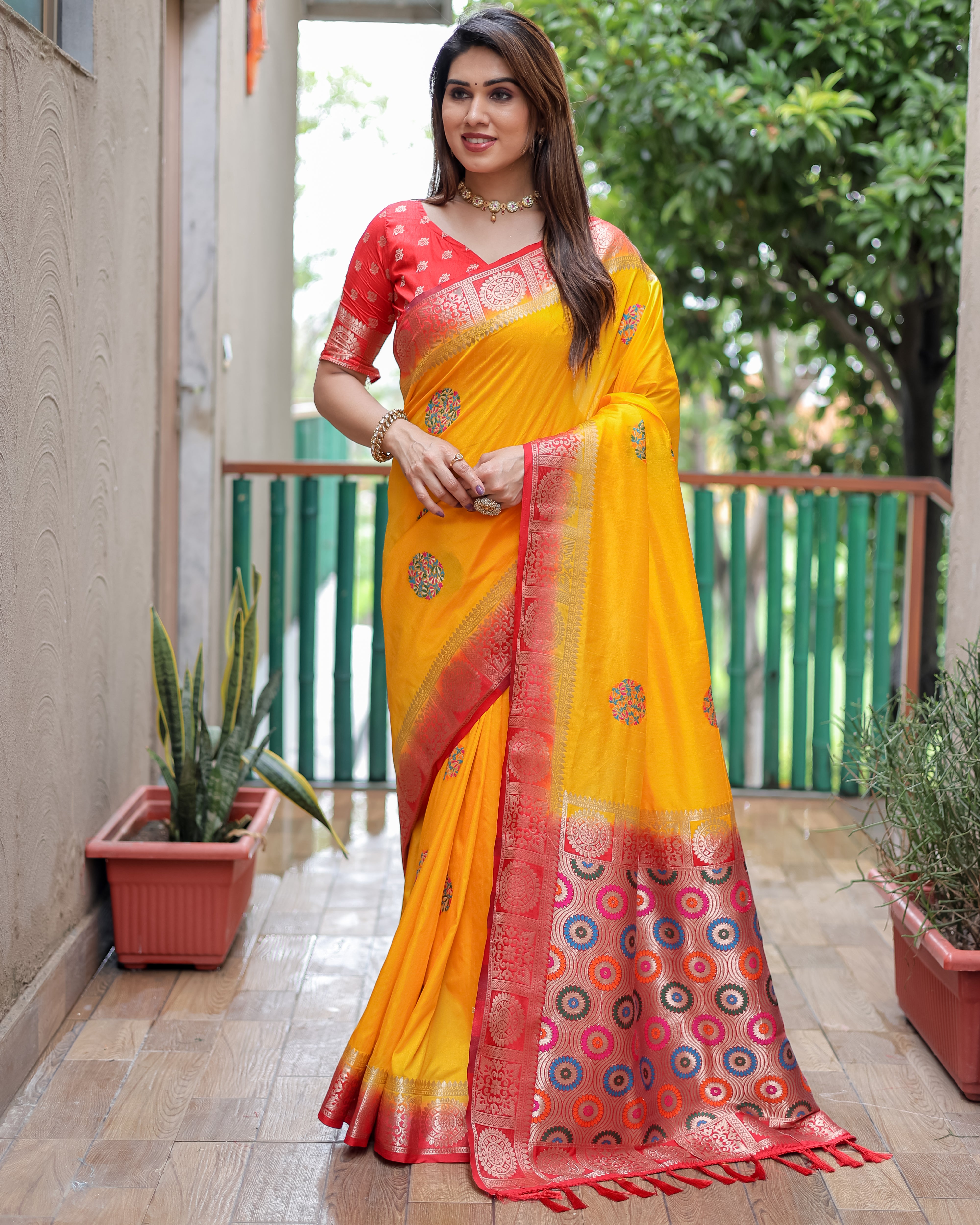 Dola Silk Saree with Contrast Border and Rich Pallu Secondary image