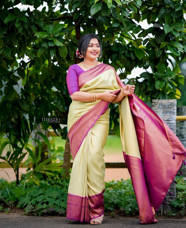 Fashionable Perrot Color Jacquard Silk Saree