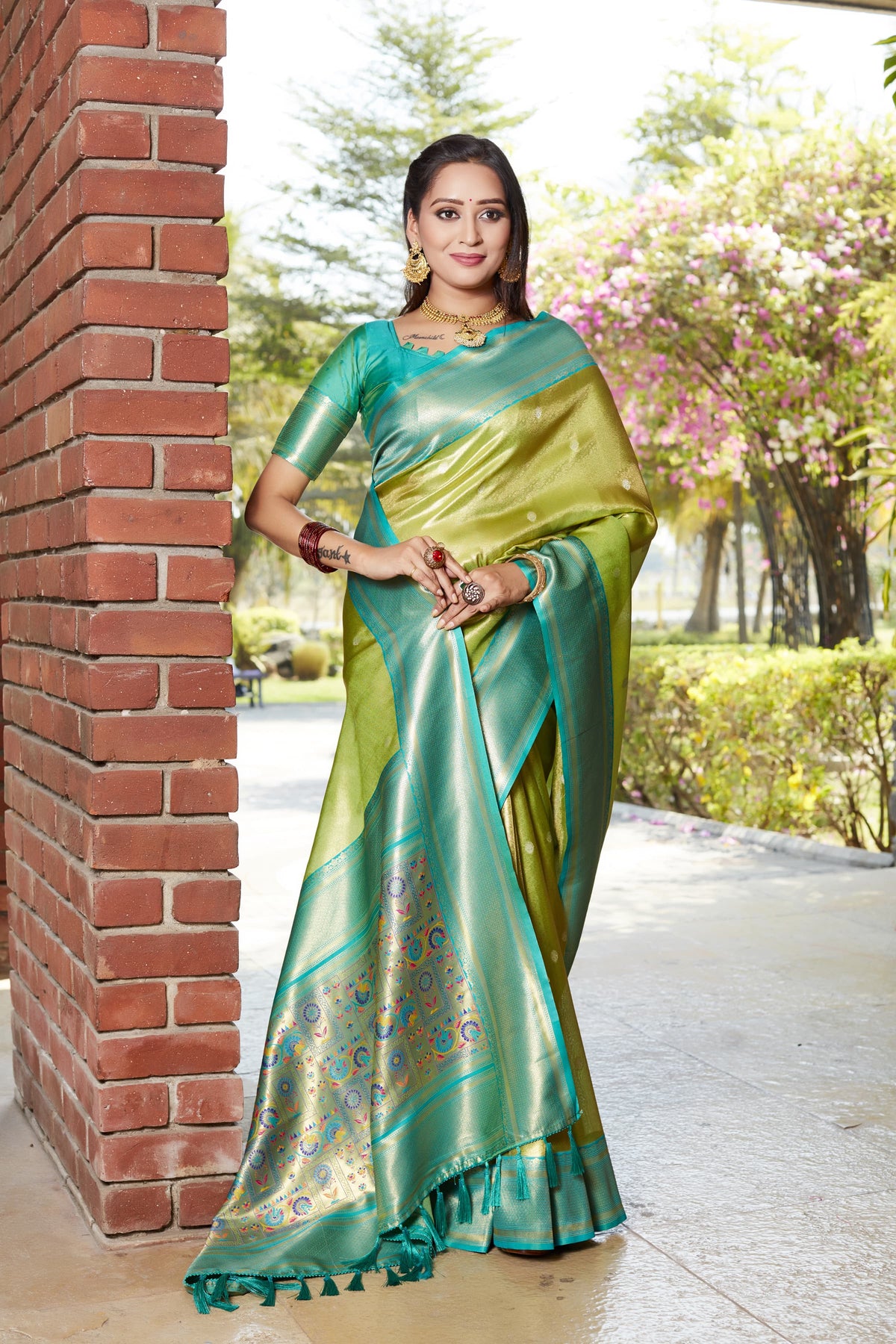 Admiring Jaquard Perrot Color Silk Saree